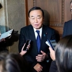 　立憲民主党の笠国対委員長との会談後、取材に応じる自民党の梶山国対委員長＝１０日、国会