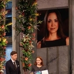 　ノーベル平和賞授賞式で、マチャド氏の代わりにメダルを受け取る長女アナ・コリナ・ソーサ氏＝１０日、オスロ（ロイター＝共同）