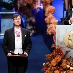 　ノーベル賞授賞式で、生理学・医学賞のメダルと賞状を授与された坂口志文・大阪大特任教授＝１０日、ストックホルムのコンサートホール（共同）