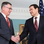 　米国務省で握手するルビオ国務長官（右）とイスラエルのサール外相＝１０日、ワシントン（ゲッティ＝共同）