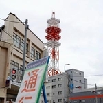 　通行が規制された「ＮＴＴ青森八戸ビル」に設置された鉄塔の周辺＝１１日午前、青森県八戸市