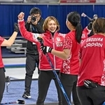 　カーリングのミラノ・コルティナ冬季五輪最終予選でノルウェーを破って五輪出場権を獲得し、歓喜する日本代表フォルティウスの（左から）小谷、吉村、近江谷、小野寺＝１０日、カナダ・ケロウナ（共同）