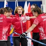 　女子プレーオフでノルウェーを破って五輪出場権を獲得し、歓喜する（左から）小林、小谷、吉村、近江谷、小野寺＝ケロウナ（共同）