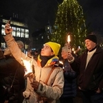 　マリア・コリナ・マチャド氏のノーベル平和賞受賞を祝うパレードに参加する人たち＝１０日、オスロ（共同）