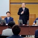 　公明党中央幹事会であいさつする斉藤代表（右から２人目）＝１１日午前、東京都新宿区の党本部