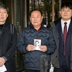 　韓国最高裁の判決後、取材に応じる元徴用工の遺族（中央）ら＝１１日、ソウル（共同）