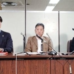 　上告後、弁護団と記者会見する原告の山縣真矢さん（中央）＝１１日午前、東京・霞が関の司法記者クラブ