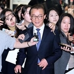 　韓国・仁川空港で報道陣の質問を受ける田載秀海洋水産相（中央）＝１１日（聯合＝共同）