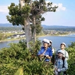 　石川県珠洲市の見附島で調査する柳井清治氏（手前左）ら研究チーム＝９月