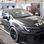 　トヨタ自動車の超電導モーターを備えた水素エンジン車＝１１月、静岡県小山町の富士スピードウェイ