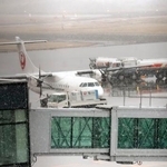 　函館空港に緊急着陸した丘珠発秋田行きの日航２８２３便＝１１日午後２時４０分、北海道函館市