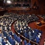 　２０２５年度補正予算案を可決した衆院本会議＝１１日午後