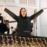 　オスロに到着し、ホテルのバルコニーで両手を広げるノーベル平和賞を受賞したベネズエラの野党指導者マリア・コリナ・マチャド氏＝１１日（共同）