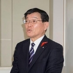 　議会閉会後、取材に応じる北海道鶴居村の大石正行村長＝１１日