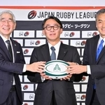 　記者会見後、記念撮影に応じる（左から）ＮＥＣの森田隆之社長、ＪＲ東日本の喜勢陽一社長、ラグビー・リーグワンの玉塚元一理事長＝１１日、東京都品川区