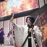 　「鬼滅の刃」が上映される映画館で記念撮影をするコスプレ姿の人＝１１月、北京（共同）