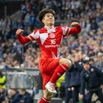 　レフ・ポズナニ戦の前半、ゴールを決め喜ぶマインツの川崎＝ポズナニ（共同）