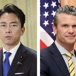 　小泉進次郎防衛相（左）、ヘグセス米国防長官