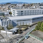 　尼崎ＪＲ脱線事故の車両を保存する施設（手前）＝大阪府吹田市（ＪＲ西日本提供）