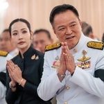 　１２日、タイの首都バンコクの政府庁舎で、あいさつするアヌティン首相（右）（ＡＰ＝共同）