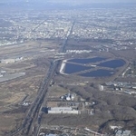 　次世代半導体の国産化を目指すラピダスの工場（手前）。奥は北海道千歳市の市街地