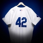 　落札された米大リーグ、ドジャース・大谷翔平選手の背番号「４２」のユニホーム（サザビーズ提供・共同）