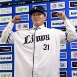 　現役ドラフトでオリックスから西武に移籍し、記者会見でポーズをとる茶野＝１２日、埼玉県所沢市