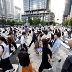 　東京・丸の内を歩く人たち＝７月