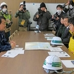 　青森県の宮下知事（右手前）から被害状況の説明を受ける国民民主党の玉木代表＝１２日午後、青森県八戸市