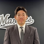 　契約更改交渉後、写真撮影に応じるロッテの安田＝１２日、ＺＯＺＯマリンスタジアム