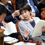 　参院予算委で木原官房長官（左）と話す高市首相＝１２日午後