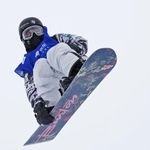 　スノーボードＷ杯ハーフパイプ開幕戦の男子決勝でエアを決める平野歩夢＝１２日、中国の張家口・密苑（共同）