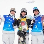 　スノーボードＷ杯ハーフパイプ開幕戦の男子で優勝した平野歩夢。左は２位の戸塚優斗、右は３位の平野流佳＝１２日、中国の張家口・密苑（共同）