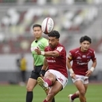 　リーグワンのプレーオフ決勝でＰＧを決めるＢＬ東京のモウンガ＝６月、国立競技場