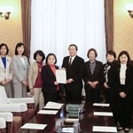 　浜田靖一衆院議院運営委員長（中央）に女性用トイレの増設を求める要望書を提出する与野党の女性衆院議員＝１２日、国会