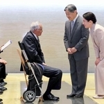 　厚生労働大臣表彰を受けた障害者らと懇談される天皇、皇后両陛下＝１２日、皇居・宮殿（代表撮影）