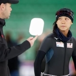 　スピードスケートＷ杯第４戦を前に調整する高木美帆（右）＝ハーマル（共同）