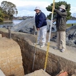 　報道陣に公開された、宝来山古墳外堤部分の発掘現場＝１２日午前、奈良市