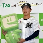 　ｅ-Ｔａｘを呼びかけるロッテの西川史礁選手＝１２日午後、和歌山県日高川町