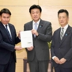 　「ＯＴＣ類似薬」の患者自己負担の見直しを巡り、木原官房長官（中央）に申し入れをする日本維新の会＝１２日午後、首相官邸