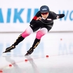 　女子１５００メートルで滑走する高木美帆。１分５４秒９５で今季初優勝し、ミラノ・コルティナ冬季五輪代表入りを確実にした＝ハーマル（共同）