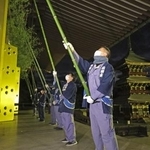 　成田山新勝寺で行われた師走恒例のすす払い＝１３日午前、千葉県成田市