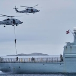 　グリーンランド・ヌークの海で、欧州のＮＡＴＯ加盟国部隊との訓練に参加するデンマーク軍＝９月（ＡＰ＝共同）