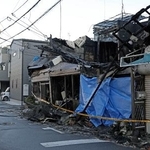 　大阪府守口市の住宅火災現場＝１３日午前７時４１分