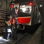 　大阪メトロが実施した、南海トラフ巨大地震の発生を想定した避難訓練＝１３日未明、大阪市