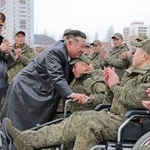 　ロシアを支援するために派遣され、任務を終えて帰国した朝鮮人民軍の工兵部隊の歓迎式で、兵士をねぎらう北朝鮮の金正恩朝鮮労働党総書記（中央左）＝１２日、平壌（朝鮮中央通信＝共同）