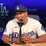 　ドジャースの入団会見で笑顔を見せるディアス＝１２日、ロサンゼルス（共同）