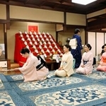　「事始め」で京舞井上流五世家元の井上八千代さん（左端手前）にあいさつする芸妓や舞妓＝１３日午前、京都市東山区
