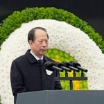 　「南京大虐殺記念館」で開かれた国家追悼式典で演説する中国共産党の石泰峰・中央組織部長＝１３日、中国江蘇省南京市（共同）