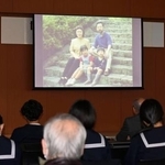 　事件から２５年となるのを前に開かれた集会で映し出された宮沢みきおさん一家の写真＝１３日午前、東京都世田谷区